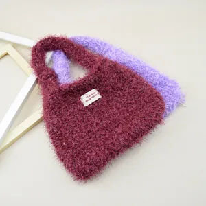 Borsa a mano in maglia peluche soffice borsa tote inverno vista dettagli tessuto