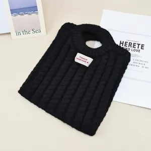 Detailansicht der schwarzen Strickhandtasche mit strukturiertem Zopfmuster und Griff.