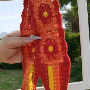 Nahaufnahme des farbigen Häkel-Blumen-Strick-Haarbandes mit Durchbruchmuster für Damen.