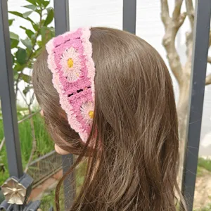 Gehäkelte Blumen-Stoffhaube, rosa Strick-Haarband mit hohlem Blumenmuster für Damen.
