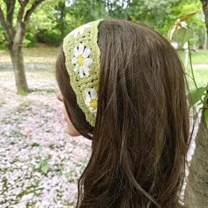 Crochet daisy headband, green knit hair accessory, pastoral style hairband detail view.