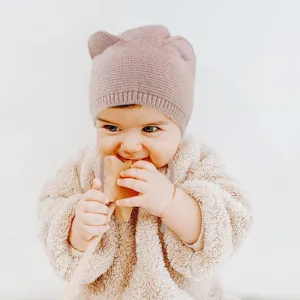 Close-up van een schattige baby met gebreide muts met berenoren en zachte comfortabele textuur.
