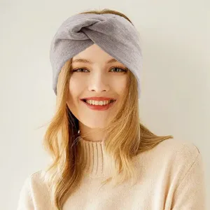 Detailansicht graues Strick Knoten Stirnband, elastisches breites Haarband für Sport und Yoga.