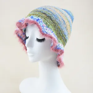Primo piano di dettaglio del cappello bucket lavorato a maglia con bordo morbido rosa.