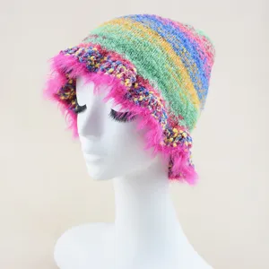 Cappello da pescatore a maglia arcobaleno sfumato colorato con bordo in peluche rosa.