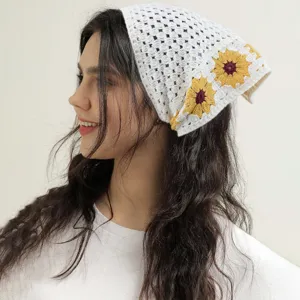 Häkel Blumen Dreiecktuch Kopfbedeckung, Strick Gänseblümchen Haarschmuck Detail Ansicht.