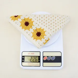 Gehäkelte Blumen Dreieck Bandana Haarband, süßes Gänseblümchen Strick-Kopftuch für Damen.