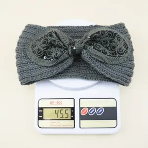 Σκούρο γκρι πλεκτό headband με κέντημα δαντέλας και φιόγκο, γυναικείο ζεστό αξεσουάρ μαλλιών.