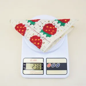Foulard triangulaire en tricot crochet motif fraise, accessoire cheveux style doux printemps.