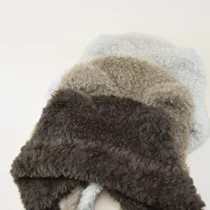 Detail van zachte pluche wintermuts, close-up van de warme pluizige stofkwaliteit.