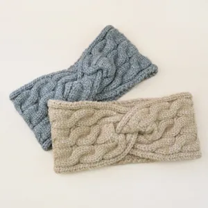 Nahaufnahme des Strick-Stirnband-Details, weiche Textur und warmes breites Design.
