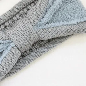 Gros plan du bandeau tricot gris double de peluche douce avec un beau nœud chaleureux.