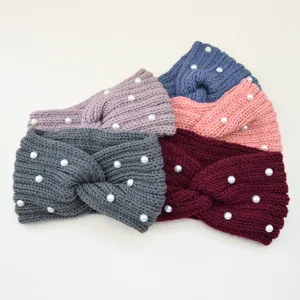 Primo piano della fascia per capelli in maglia con perle, accessorio invernale caldo.