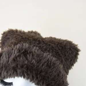 Bruine pluche berenoor muts dames, winter warme donzige faux fur beanie, schattige buitenmuts.