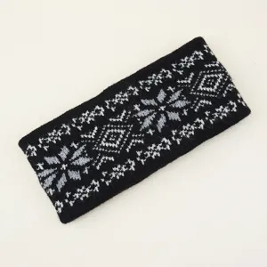 Strick Stirnband Detail mit klassischem nordischem Schneeflockenmuster, schwarzes Haaraccessoire.