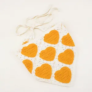 Détail du bandeau triangulaire au crochet avec motif cœur, accessoire de cheveux tricoté rétro.
