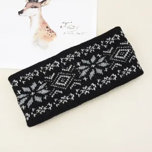 Detailansicht des Winter-Stirnbands mit nordischem Schneeflocken-Jacquard und weicher Wolle.