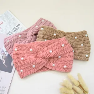 Fascia per capelli in maglia lavorata a maglia con perle, accessorio invernale caldo chic.