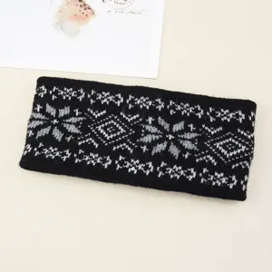 Gedrucktes Strick-Stirnband-Detail mit schwarz-grauem nordischen Schneeflocken-Muster.