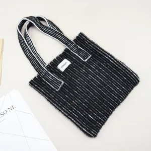 Στυλάτη μοντέρνα πλεκτή τσάντα shopper για γυναίκες, ασπρόμαυρη ριγέ χνουδωτή τσάντα.