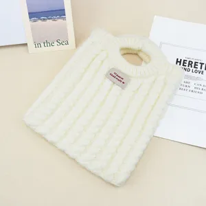 Detailansicht der koreanischen Stricktasche mit Zopfmuster und rundem Griff für den Alltag.