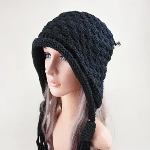 Berretto in maglia nera con trecce e frange, cappello invernale retrò caldo per donna.