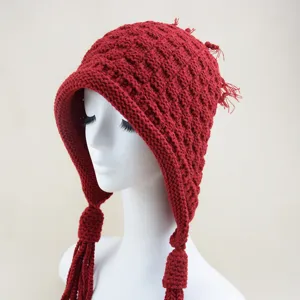 Berretto in maglia uncinetto rosso con nappe intrecciate, cappello invernale caldo.