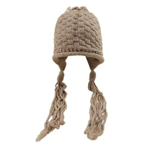 Berretto in maglia crochet rétro con lunghe trecce con nappe, cappello invernale caldo.