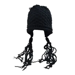 Berretto in maglia nera con motivo a griglia all'uncinetto e lunghe nappine intrecciate.