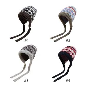Detailansicht der gestrickten Jacquard-Mütze mit Bindebändern, gemusterte Wintermütze.