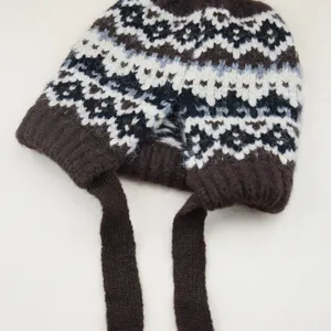 Gemütliche braune Strickmütze mit geometrischem Muster und Bändern für warme Wintertage.