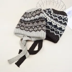 Gemütliche Strickmütze mit nordischem Jacquard-Muster und Bindebändern für warme Wintertage.