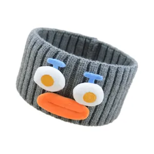 Graues gestricktes lustiges Stirnband mit großen Cartoon-Augen und Plüschlippen fürs Gesichtwaschen.