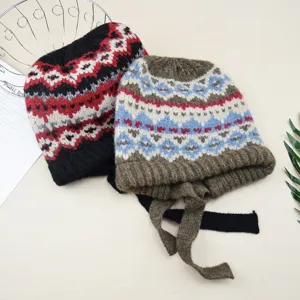 Detailansicht stilvoller Fair-Isle-Strickmützen mit warmen geometrischen Mustern und Bändern.