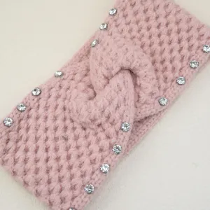 Detailansicht des rosa gestrickten Strass-Haarbandes mit Twist, weiche Textur und funkelnde Steine.
