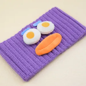 Lila gestricktes Stirnband mit lustigen grossen Augen und Mund weiches Pluesch Haaraccessoire