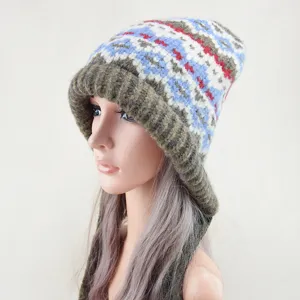Nahaufnahme der gemütlichen Strickmütze mit buntem Jacquard Muster und langen Bändern.