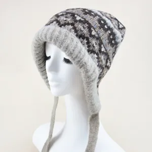 Detailansicht der gemütlichen Strickmütze mit geometrischem Jacquardmuster und Ohrenklappen.
