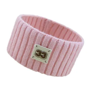 Fascia per capelli in maglia rosa con patch ricamata di numeri, accessorio a coste per donna.