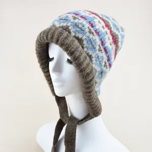 Strumpfmütze mit nordischem Jacquard-Muster, Ohrenklappen und warmen Kinnriemen für Damen.