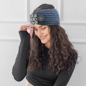 Elegante fascia in maglia con strass, design a costine in lana morbida e dettagli luminosi.