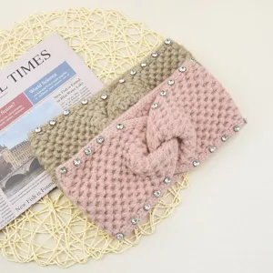 Detailansicht des warmen, gestrickten Strass-Haarbands mit Twist, elegantes Haaraccessoire.