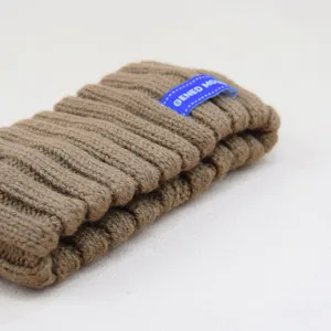 Bruine geribbelde gebreide haarband met blauw geweven label, zachte haarband voor dagelijks.
