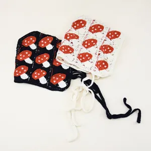 Gros plan sur le bonnet champignon au crochet fait main, foulard en tricot mignon.