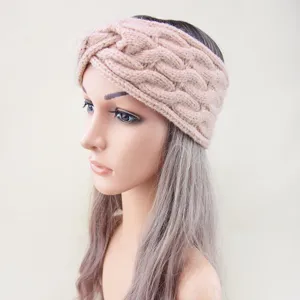 Strick Zopfmuster Stirnband Detail zeigt weiche Textur und warmes Design für kalte Tage.
