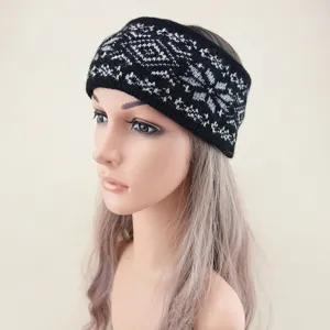 Detailaufnahme eines schwarz-weißen Strickstirnbands, warmes Winter-Haaraccessoire.