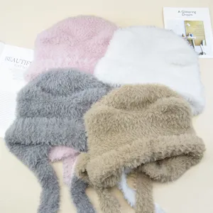 Gedetailleerd overzicht van de schattige pluche berenoor gebreide muts in gezellige kleuren.