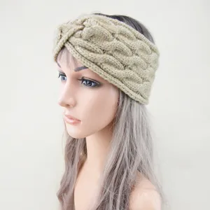 Detailaufnahme des Strick-Stirnbands mit schönem Zopfmuster, weich und warm zu tragen.