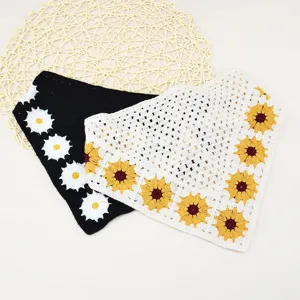 Häkeln Gänseblümchen Dreieck Stirnband Detail, gestricktes Blumen Haartuch, süßer ländlicher Stil.