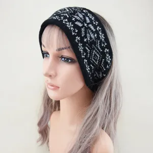 Schwarzes Strickstirnband mit elegantem geometrischem Jacquardmuster für warme Ohren.